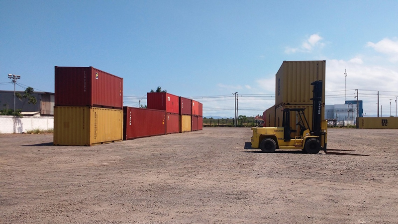 Pátio operacional da Locontainers com containers e equipamento de movimentação